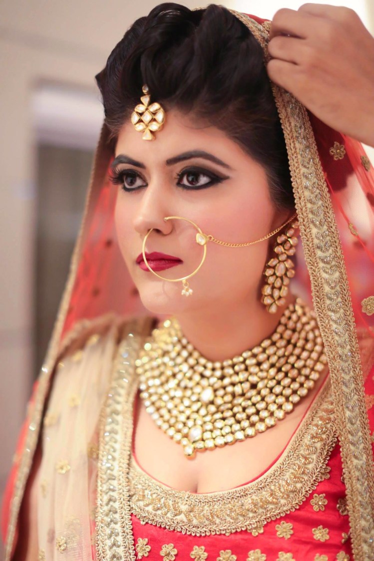 Indian Bride In All Kundan Jewellery by Anchal Kumar Bridal-makeup Bridal-jewellery-and-accessories | Weddings Photos & Ideas