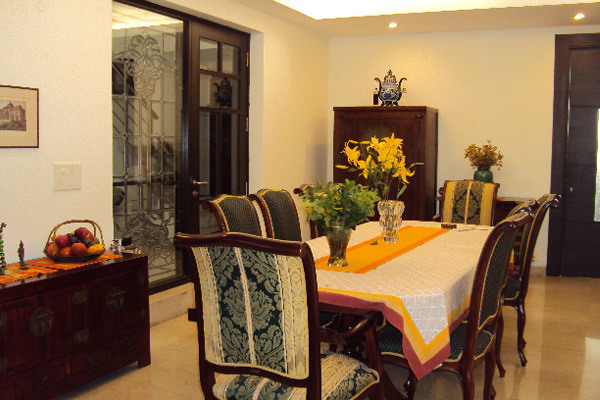 Dining Room With Vintage Touch by Vijay Kapur Dining-room Vintage | Interior Design Photos & Ideas