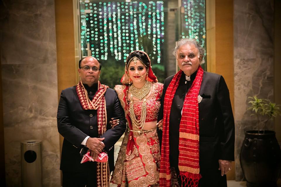 Bride With Her Family by Amish Photography Wedding-photography | Weddings Photos & Ideas