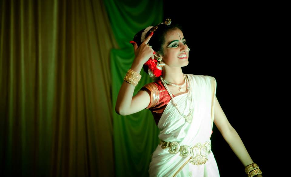 Dancing bengali girl by Click n' Cherish Wedding-photography | Weddings Photos & Ideas