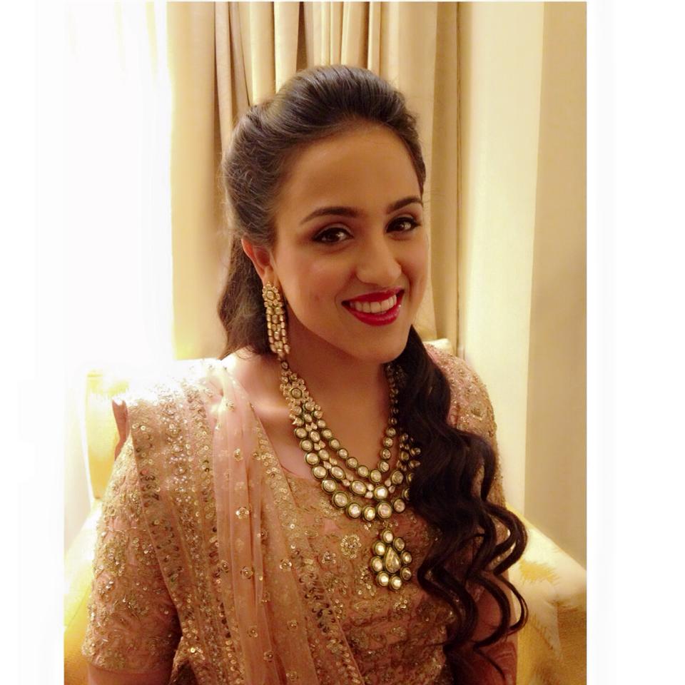 Open curls done right! by Neha Puri Wedding-photography | Weddings Photos & Ideas