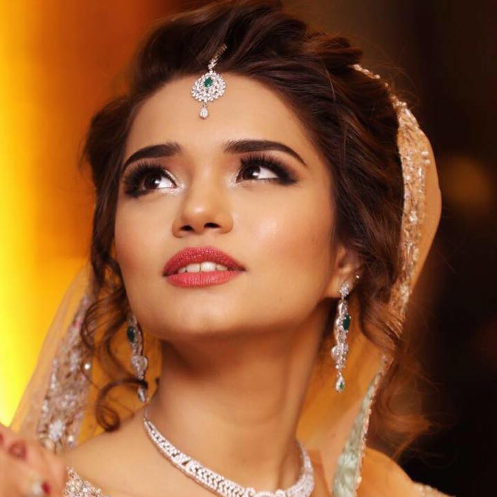 Thumbs up to smudged bronze look by Pooja Sonik Shukla Bridal-makeup | Weddings Photos & Ideas