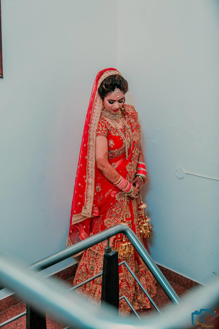 Flaunting her beautiful wedding attire by ULike Fotographia Wedding-photography | Weddings Photos & Ideas