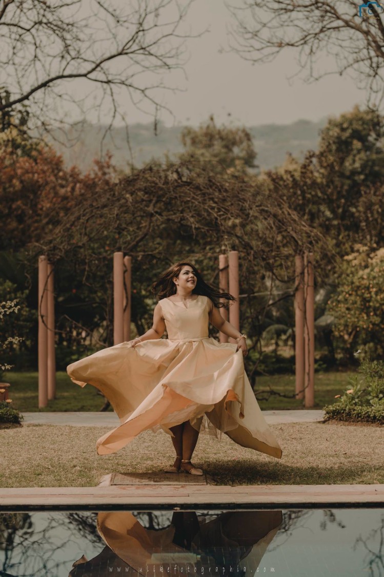 Flaunting the fabulous dress by ULike Fotographia Wedding-photography | Weddings Photos & Ideas