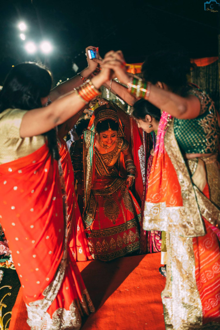 Bride entering by ULike Fotographia Wedding-photography | Weddings Photos & Ideas