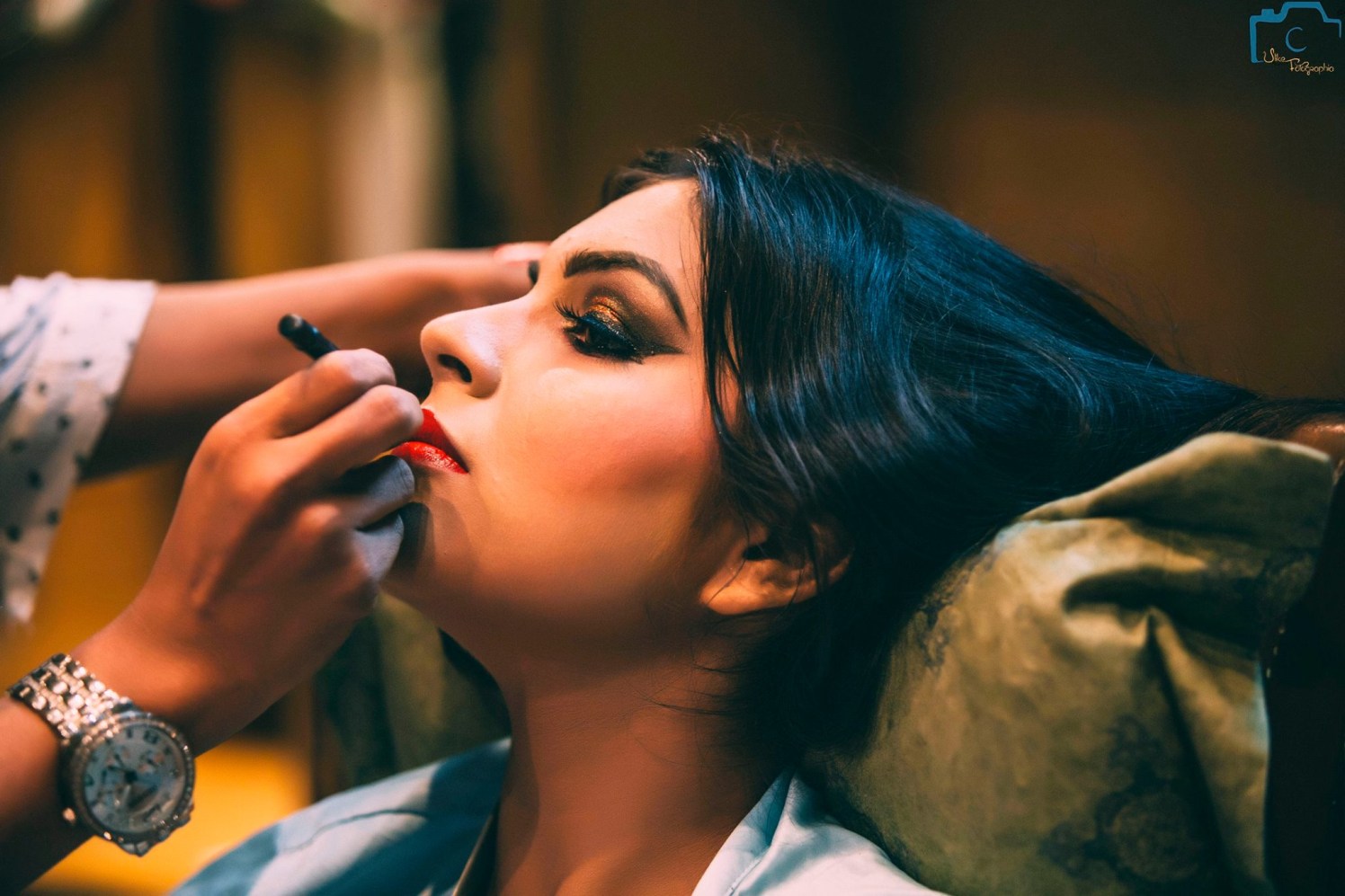 Getting ready to get her perfect look by ULike Fotographia Wedding-photography | Weddings Photos & Ideas