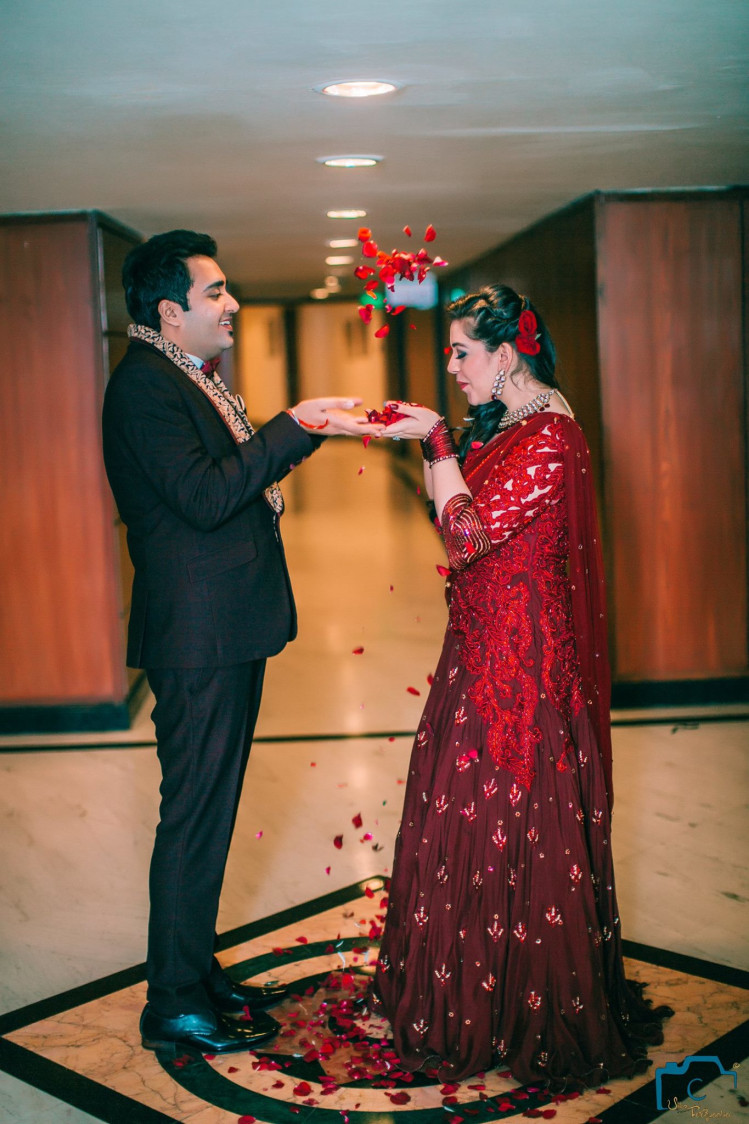 Showering flowers by ULike Fotographia Wedding-photography | Weddings Photos & Ideas