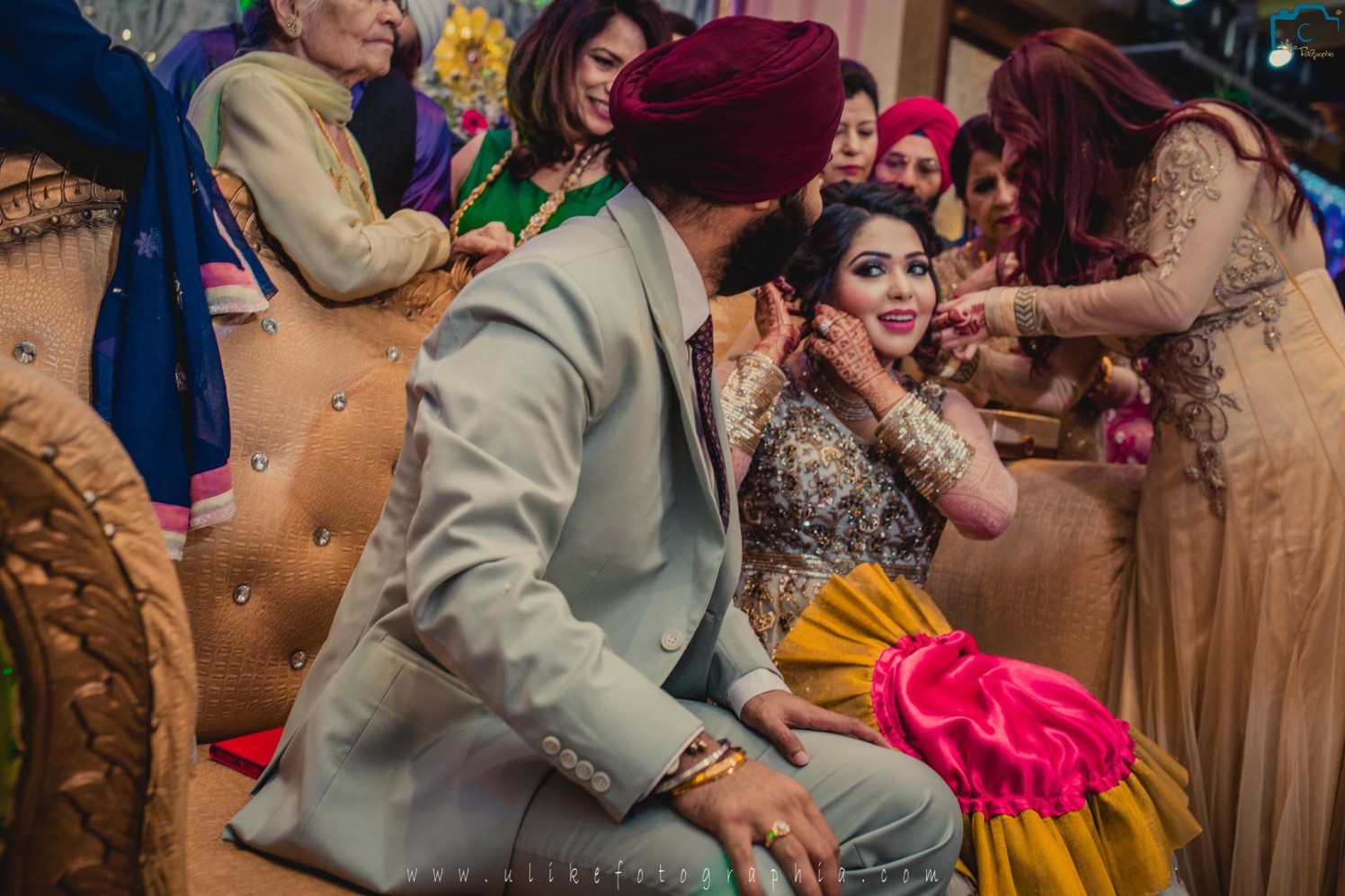 Adorning the bride with jewels by ULike Fotographia Wedding-photography | Weddings Photos & Ideas