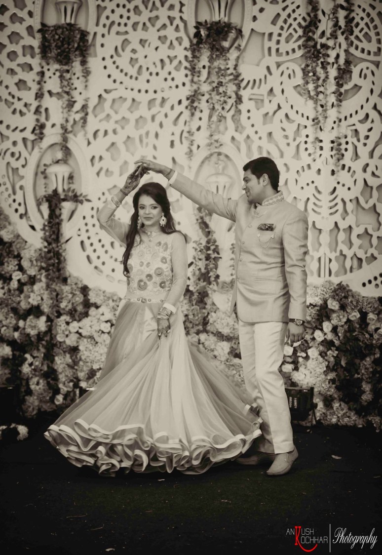 Romantic Bride and Groom Pose by AKfotography Wedding-photography | Weddings Photos & Ideas