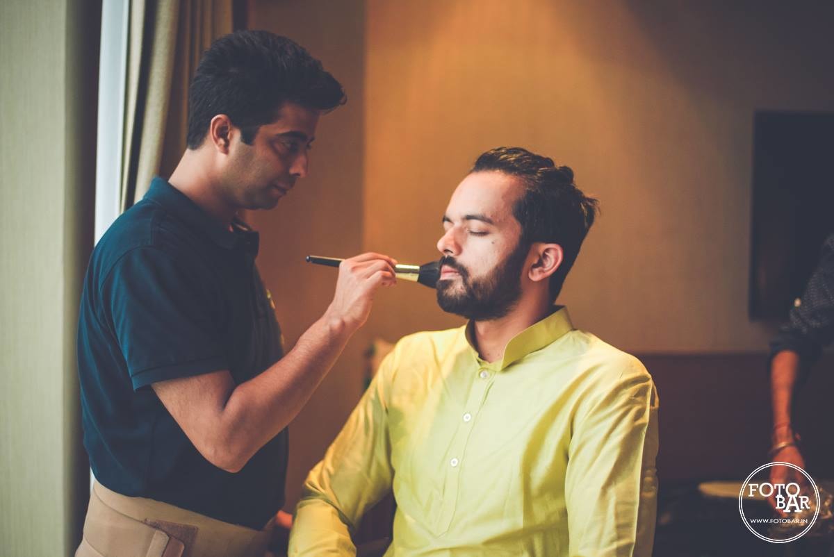 Bright groom primp by Fotobar Wedding-photography | Weddings Photos & Ideas