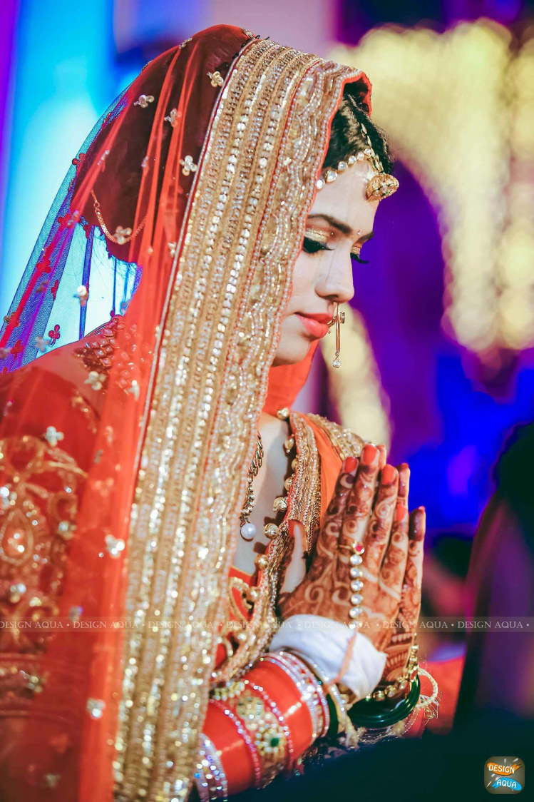 Pretty Shimmering Gold Eye Makeup Worn By the Bride by Priyanka Kamboj Wedding-photography Bridal-makeup | Weddings Photos & Ideas
