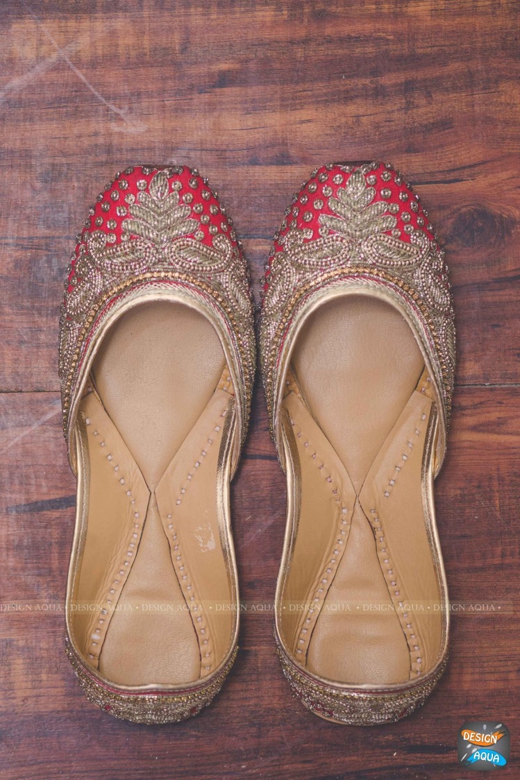 Traditional Embroidered Jutti of the Groom by Priyanka Kamboj Wedding-photography Groom-wear-and-accessories | Weddings Photos & Ideas