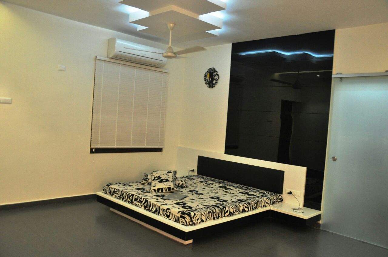 Bedroom with marble flooring and false ceiling by Hemangi Chaudhari-pawar Modern | Interior Design Photos & Ideas