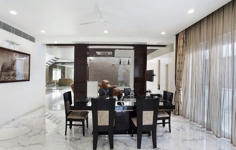 Dining room with black glossy dining table by R. Gautam Jain Dining-room Modern | Interior Design Photos & Ideas