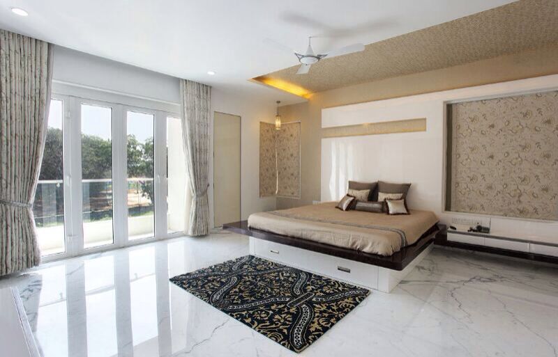 Spacious Bedroom With Beautiful Floor Mat by R. Gautam Jain Bedroom Modern | Interior Design Photos & Ideas