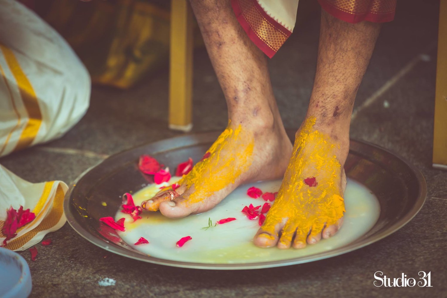 Performing rituals by Studio 31 by Pranesh Photography Wedding-photography | Weddings Photos & Ideas