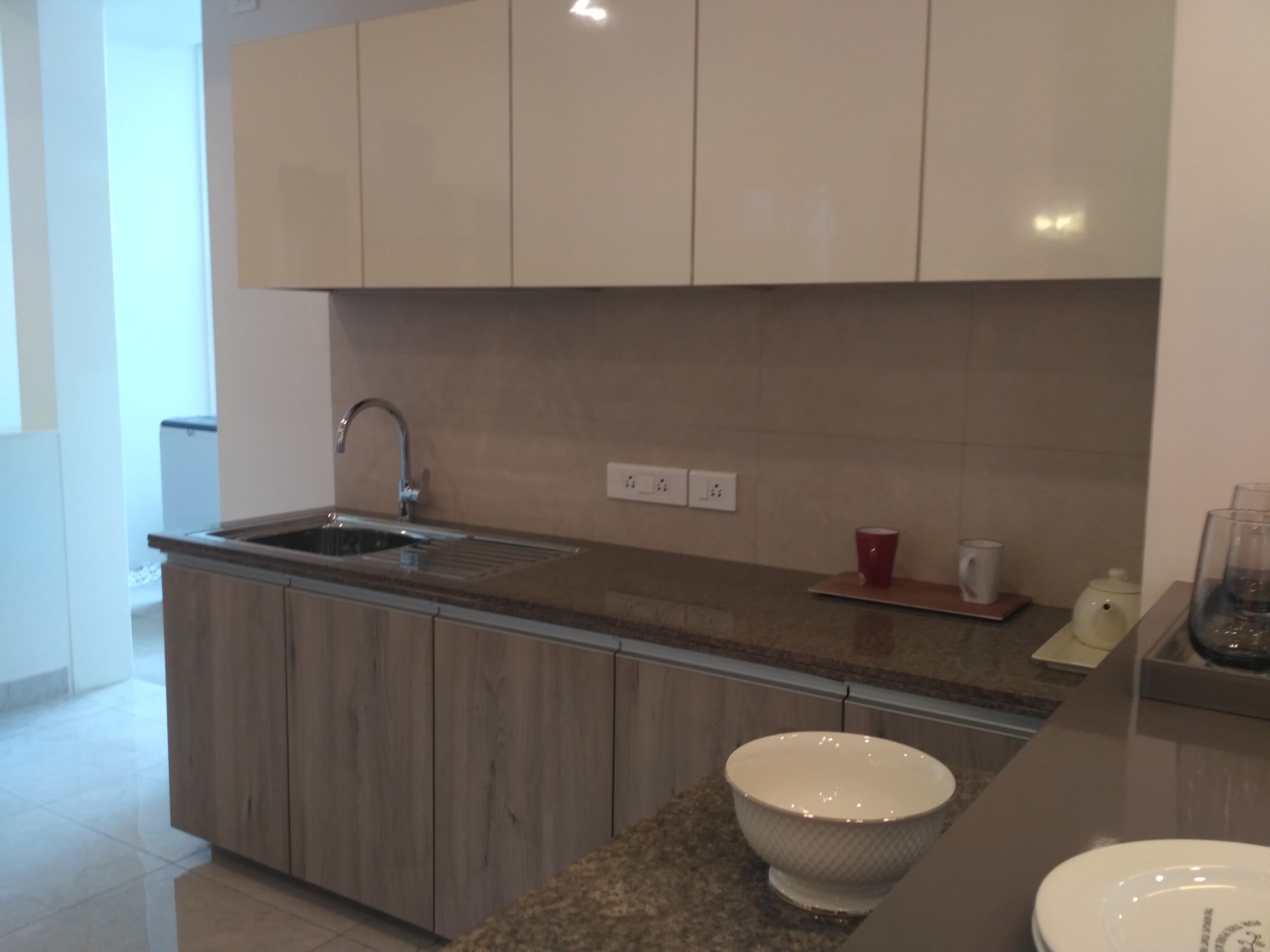 L shaped kitchen with beige base and wall cabinets by Navneet Kalra Modular-kitchen Modern | Interior Design Photos & Ideas