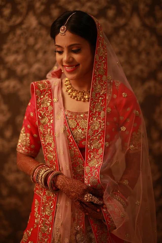 We love how her make-up compliments her outfit! by Parul Khattar Bridal-makeup | Weddings Photos & Ideas