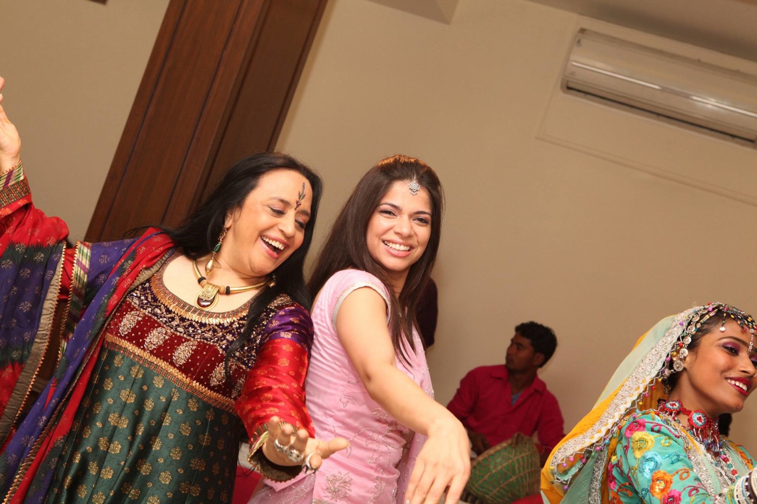 Happy people are the best ones by Ashiva Creative Photography Wedding-photography | Weddings Photos & Ideas