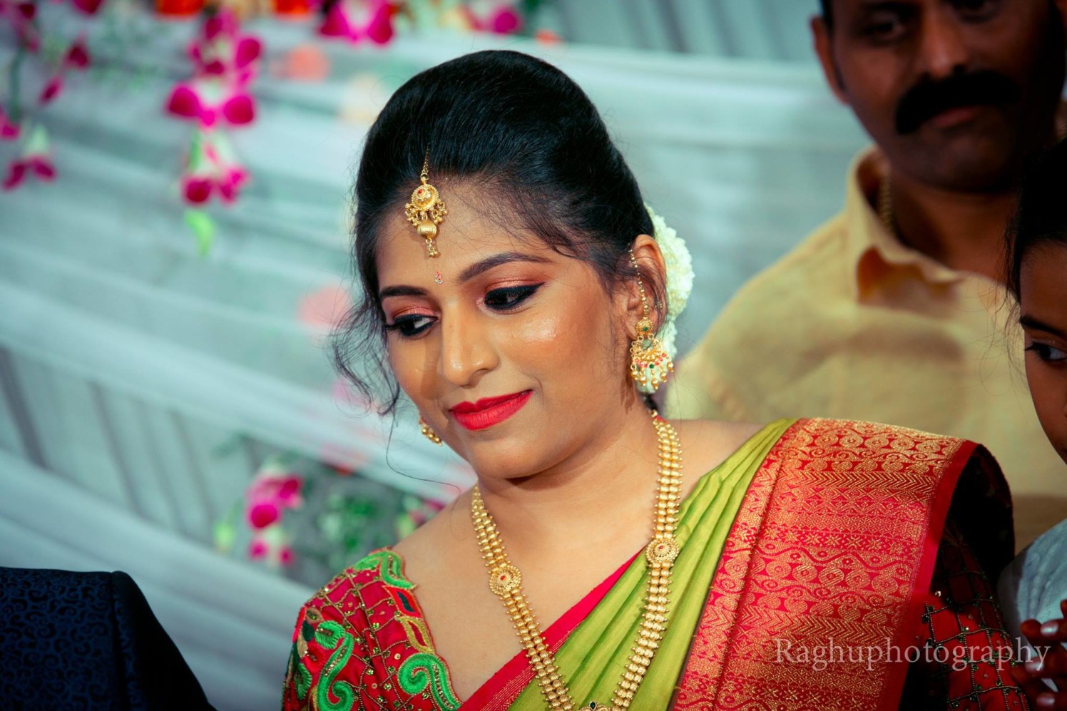 Bride-To-Be Wearing Simple Gold Jewellery by Raghu Raj Bridal-makeup Bridal-jewellery-and-accessories | Weddings Photos & Ideas