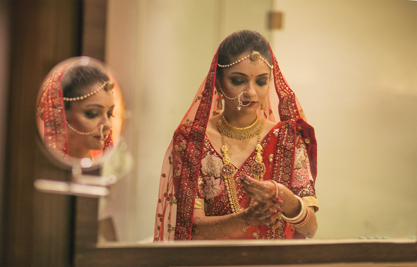 Bride Wearing Regal Gold Jewellery by Niranjan Patwardhan Bridal-jewellery-and-accessories | Weddings Photos & Ideas