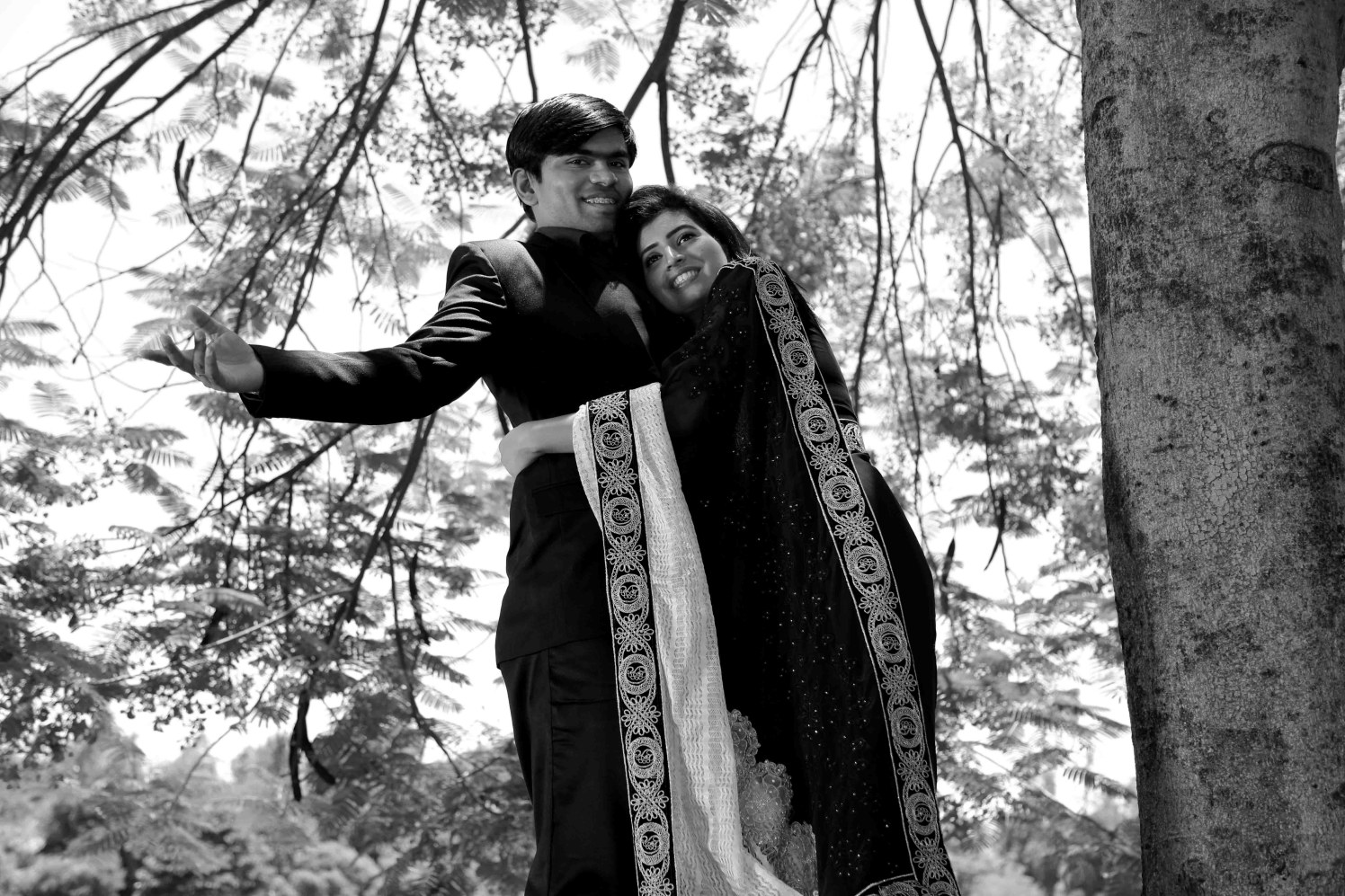 Hug of glitter by Rushil Jadhav Wedding-photography | Weddings Photos & Ideas