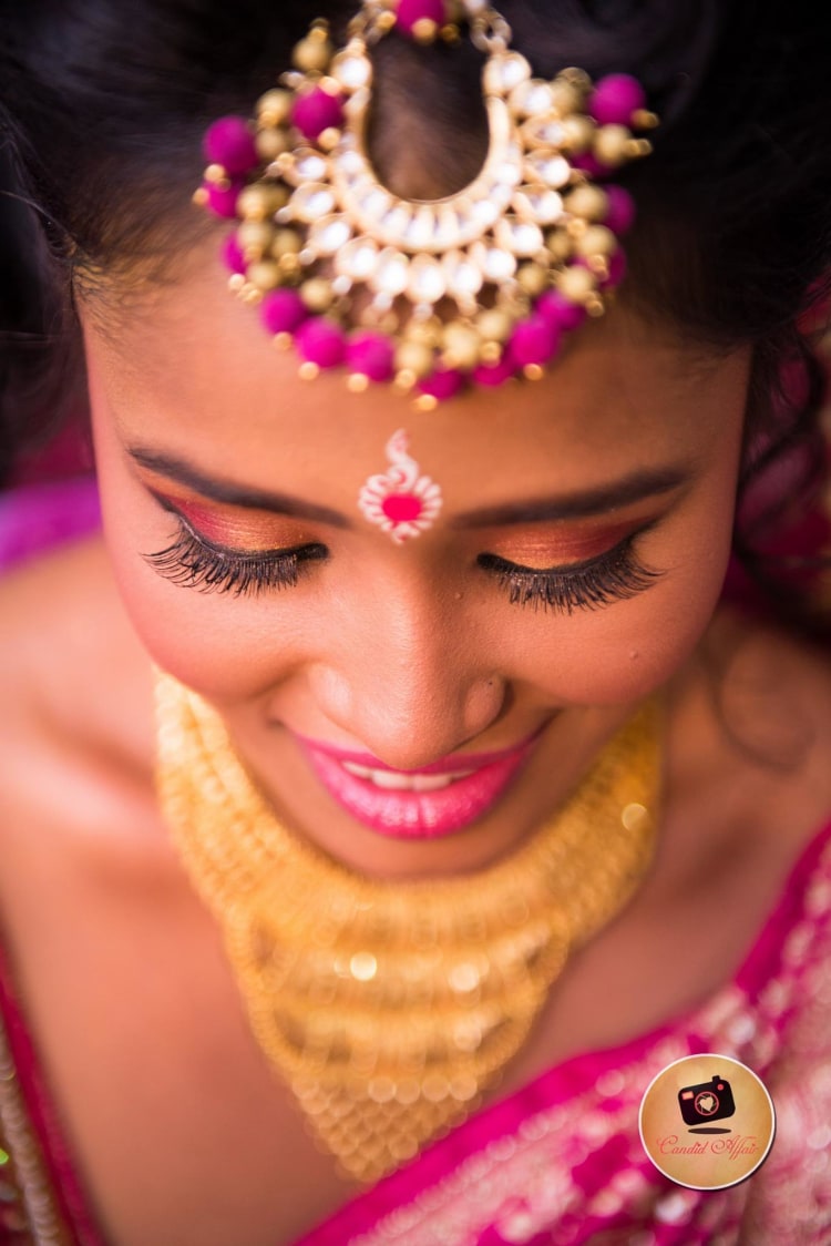 Magenta Maang Tikka And Peach Eye Makeup by Candid Affair Wedding-photography Bridal-jewellery-and-accessories Bridal-makeup | Weddings Photos & Ideas