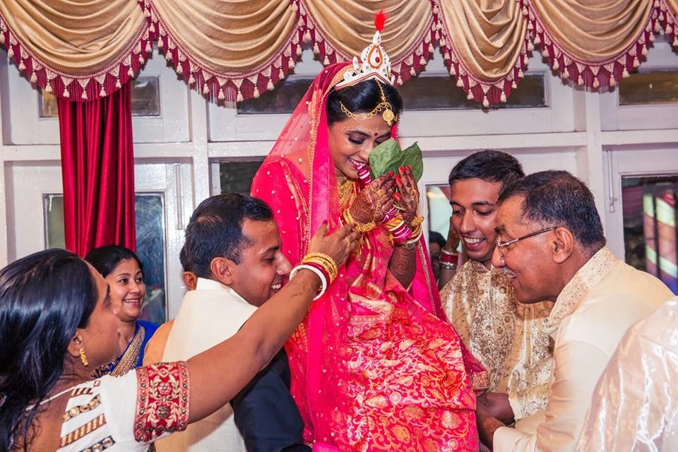 Bengali Bride's Shot With Family by Candid Affair Wedding-photography | Weddings Photos & Ideas