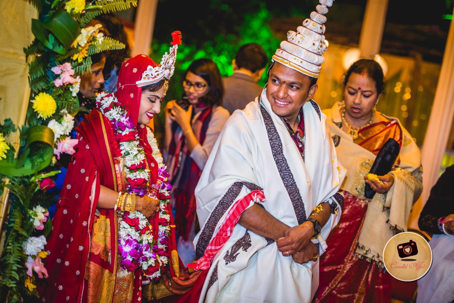 Bride And Groom Performing Bengali Wedding Rituals by Candid Affair Wedding-photography | Weddings Photos & Ideas