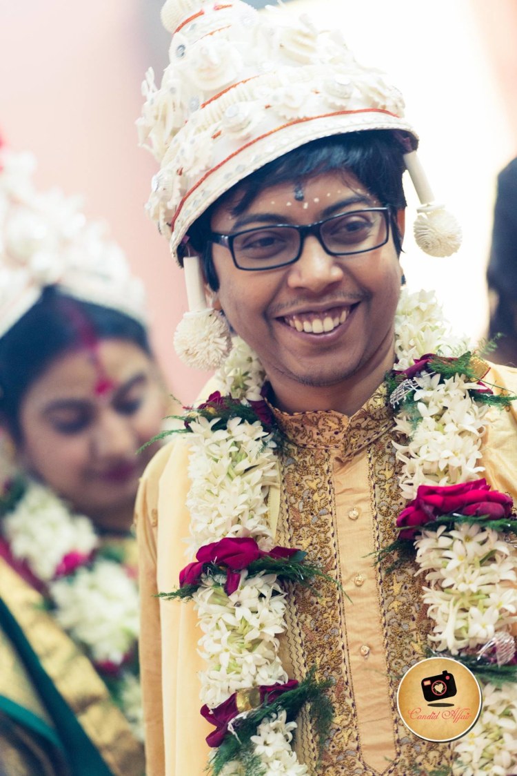 Groom Adorning Traditional Bengali Mukut by Candid Affair Wedding-photography | Weddings Photos & Ideas