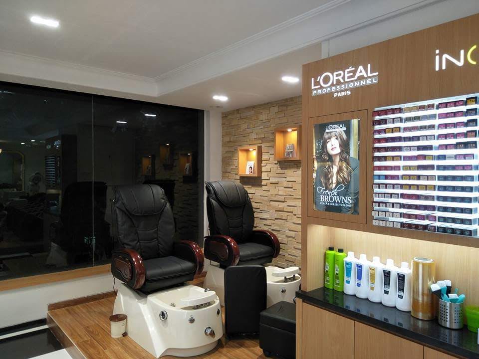 Salon Working Station With Wooden Wall Decor by Manvir Singh Contemporary | Interior Design Photos & Ideas