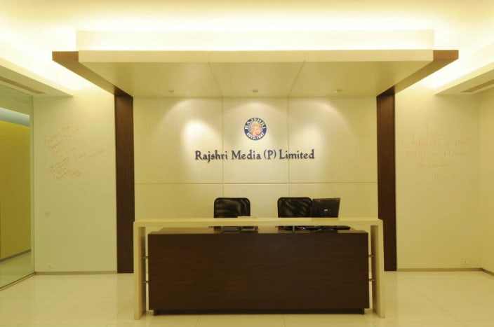 Office Reception Area With Wooden Desk And False Ceiling By Hoshedaar Eruch Carnac - False Ceiling Design For Office Reception Office Reception Area With Wooden Desk And False Ceiling By Hoshedaar Eruch Carnac - False Ceiling Design For Office Reception