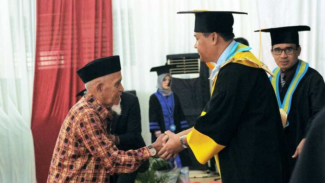 Para petinggi Universitas Riau yang ada di video itu pun memeluk pria tersebut dan menyalaminya. via Instagram Humas Universitas Riau