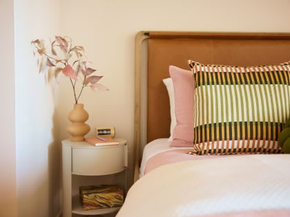 Journal Square Urby - Modern Bedroom