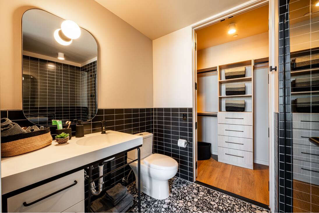 Fishtown Urby Luxury Apartments - Modern Bathroom