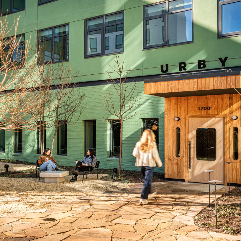 Fishtown Urby Luxury Apartment Amenities - Lush Courtyard