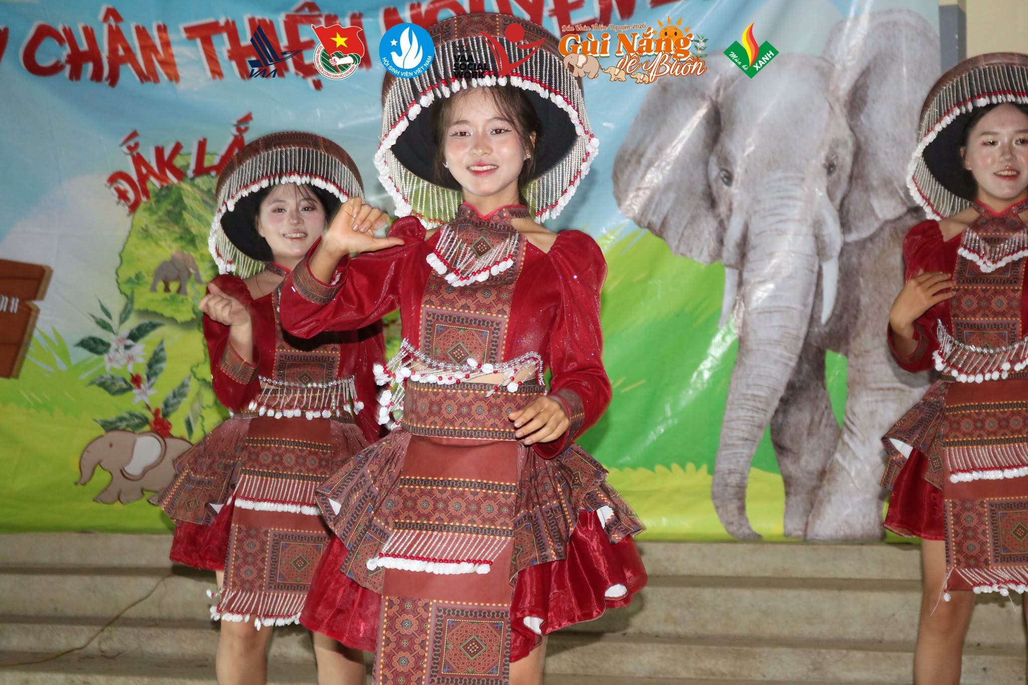 Các tiết mục biểu diễn dân ca, múa truyền thống, trang phục dân tộc và cảnh bà con tham gia giao lưu.