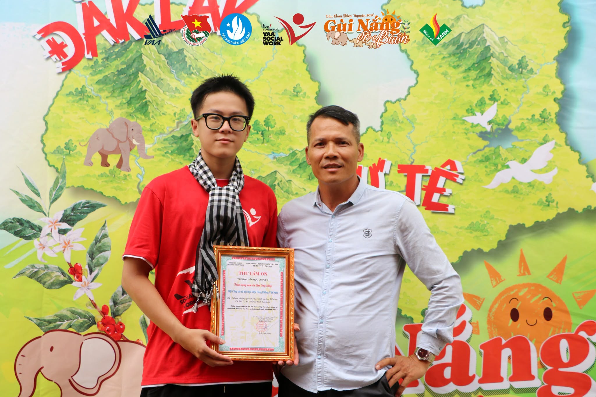 Đội trưởng Quốc Khánh nhận thư cảm ơn từ thầy hiệu trưởng.