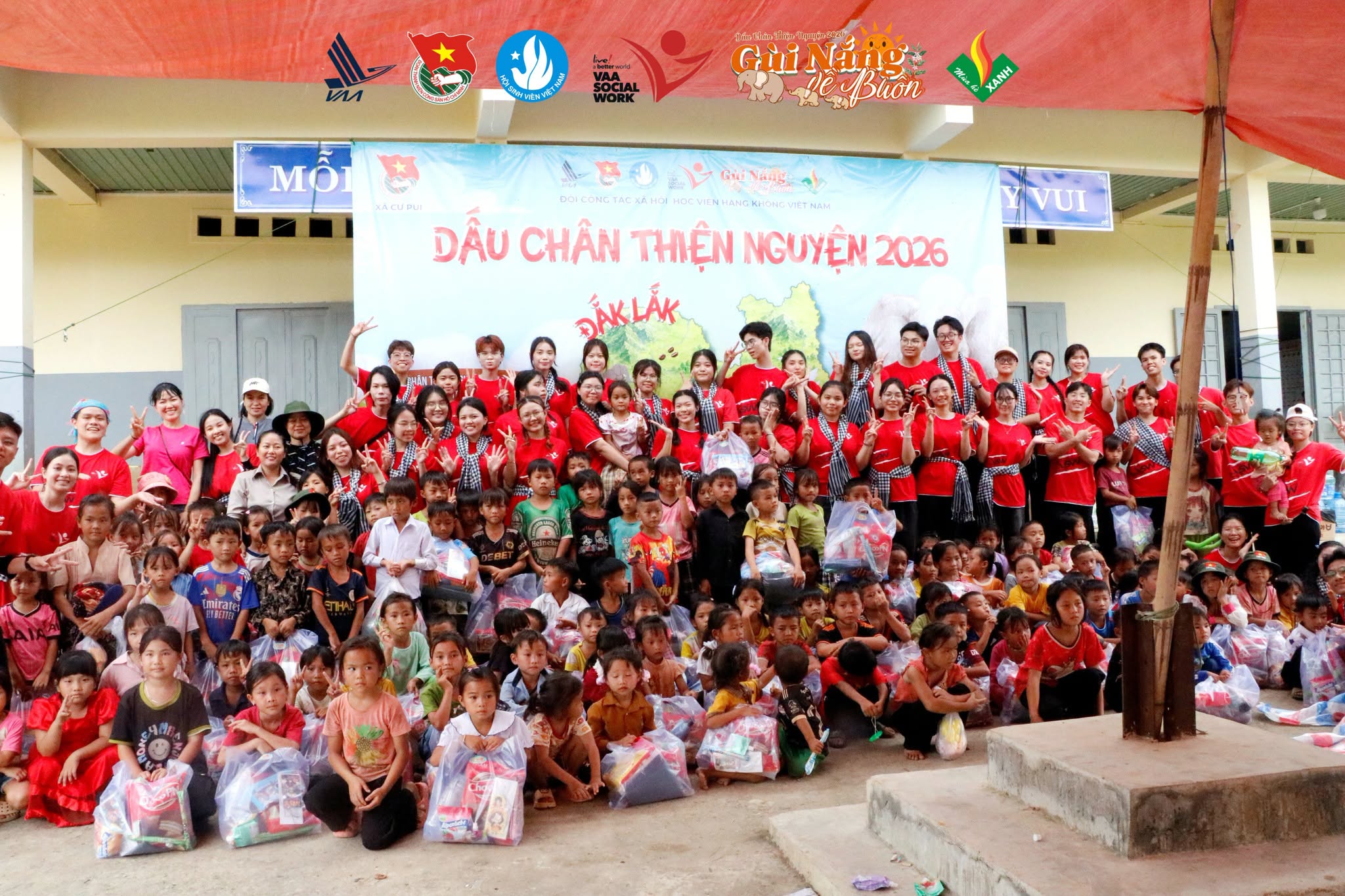 Tập thể thành viên Đội và các em học sinh tại Điểm trường Cư Tê.