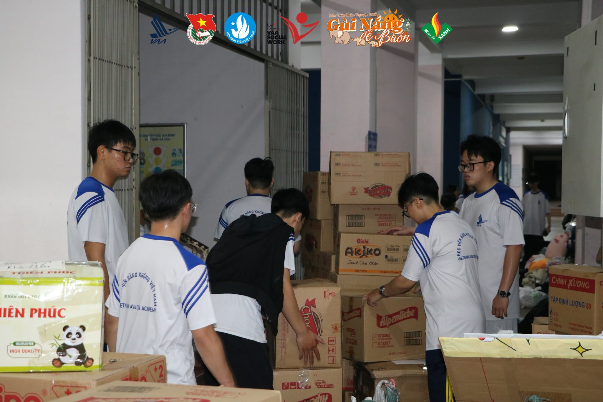 Các thành viên Đội sắp xếp hành lý, vận chuyển các phần quà lên xe.