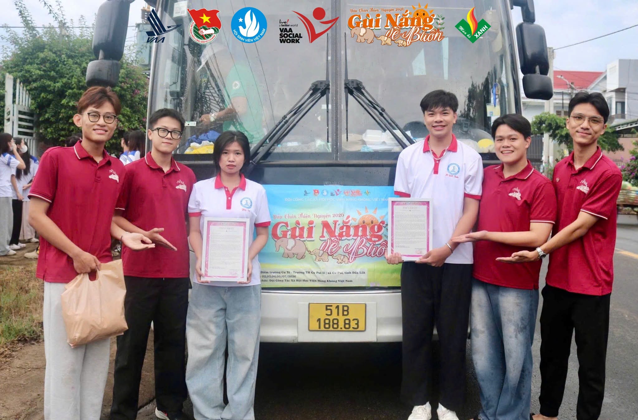 Trao thư cảm ơn cho anh Lê Quốc Tuấn, đại diện CLB ENV Buôn Ma Thuột và ảnh giao lưu cùng CLB Sinh viên 5 Tốt – Trường Đại học Tây Nguyên.