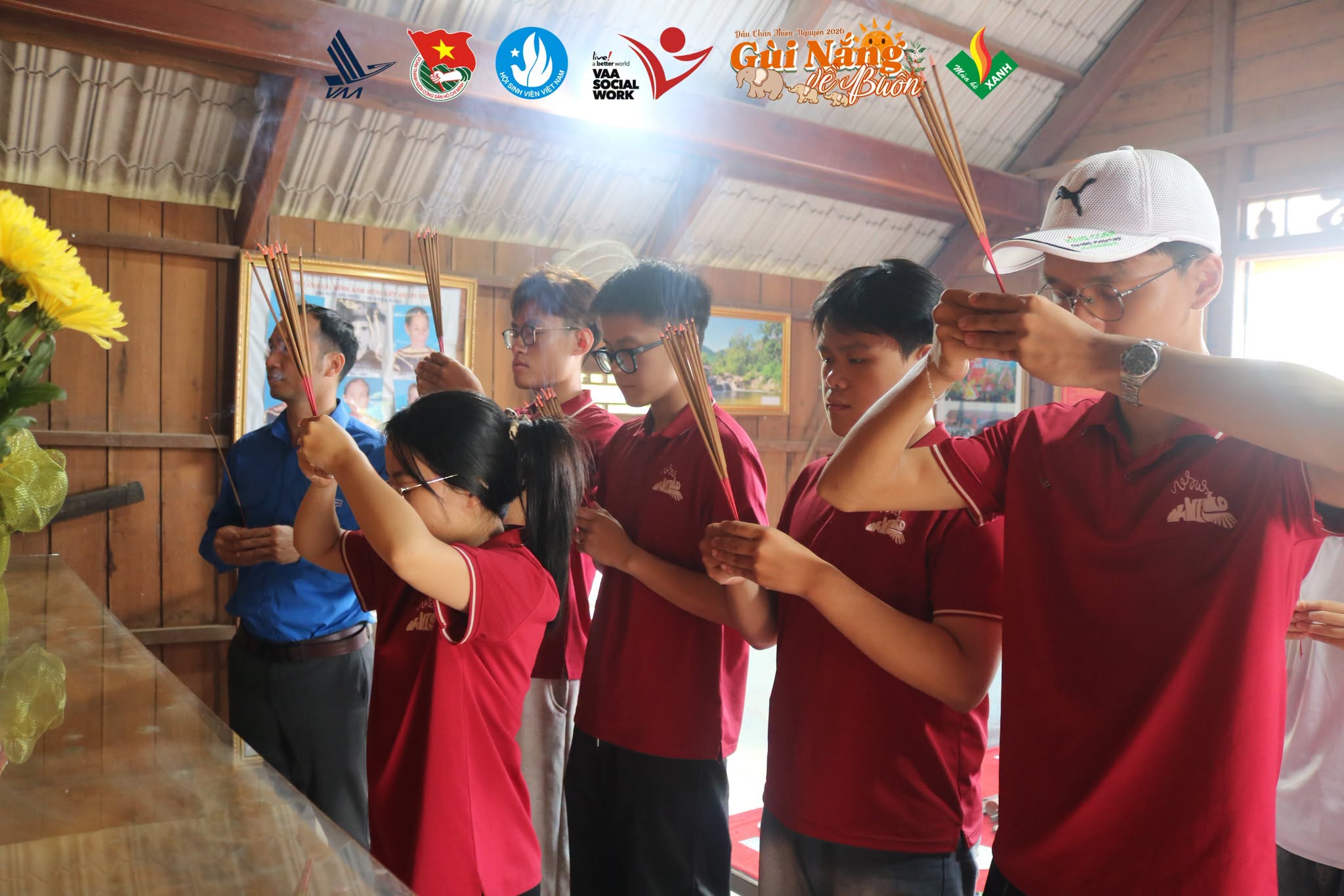 Ban Điều hành cùng thành viên Đội, dâng hương và nghe giới thiệu về Liệt sĩ Y Ơn.