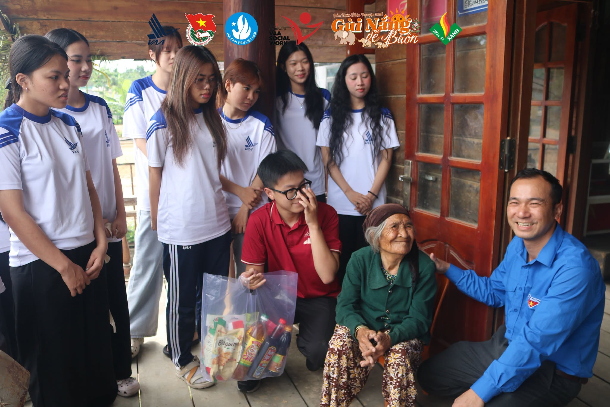 Đội thăm hỏi, trò chuyện và trao quà tri ân đến gia đình Liệt sĩ Y Ơn Niê.