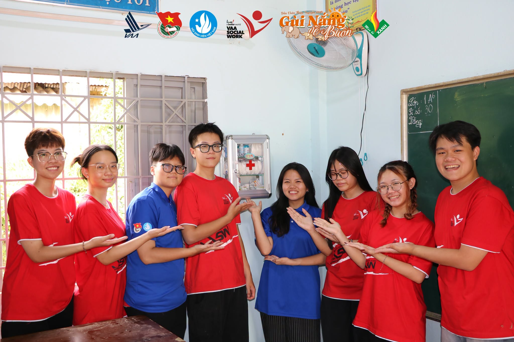 Các thành viên vận chuyển, lắp đặt và bàn giao các tủ thuốc cho nhà trường.