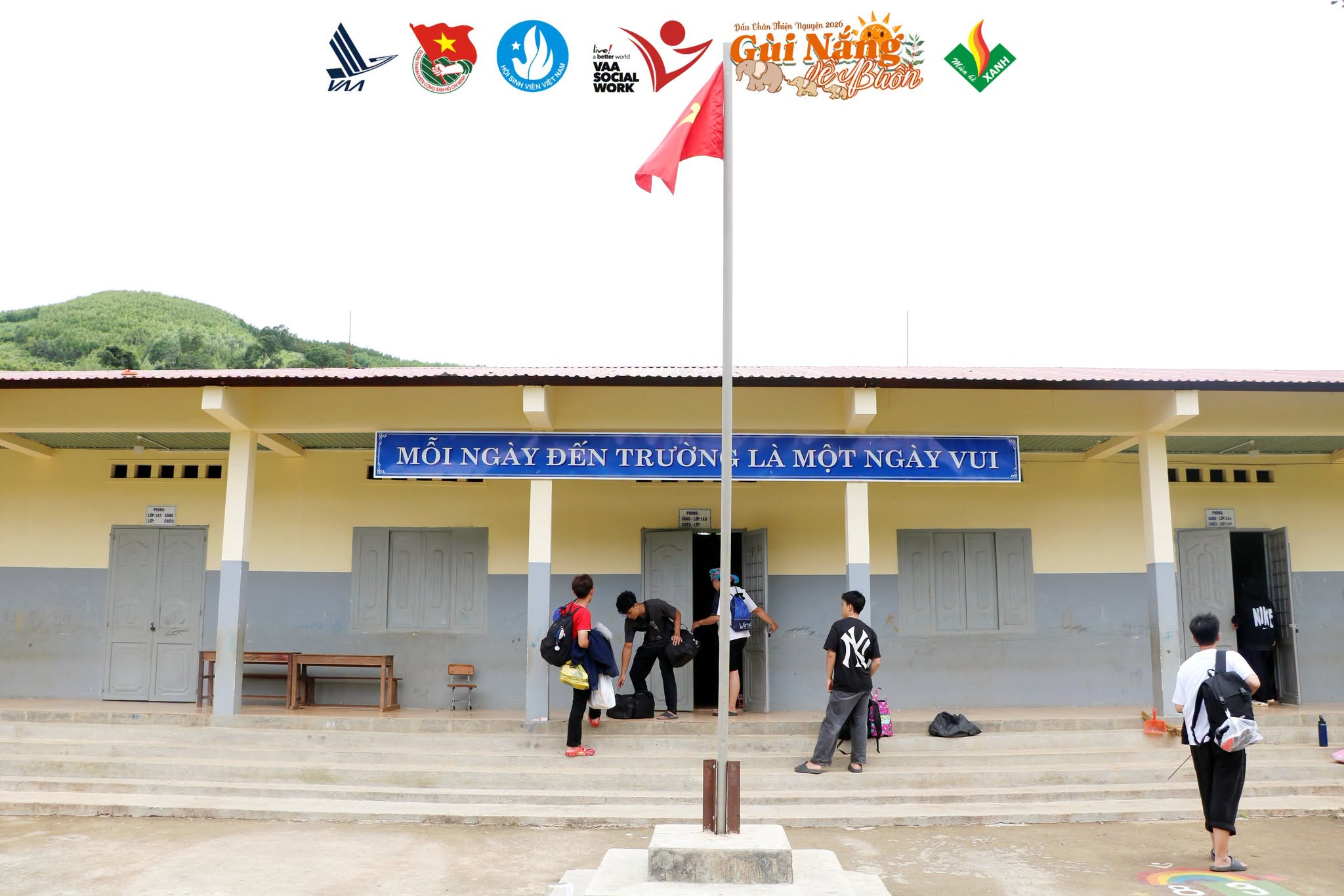Cột cờ và hình ảnh cờ Tổ quốc tung bay sau khi hoàn thiện.