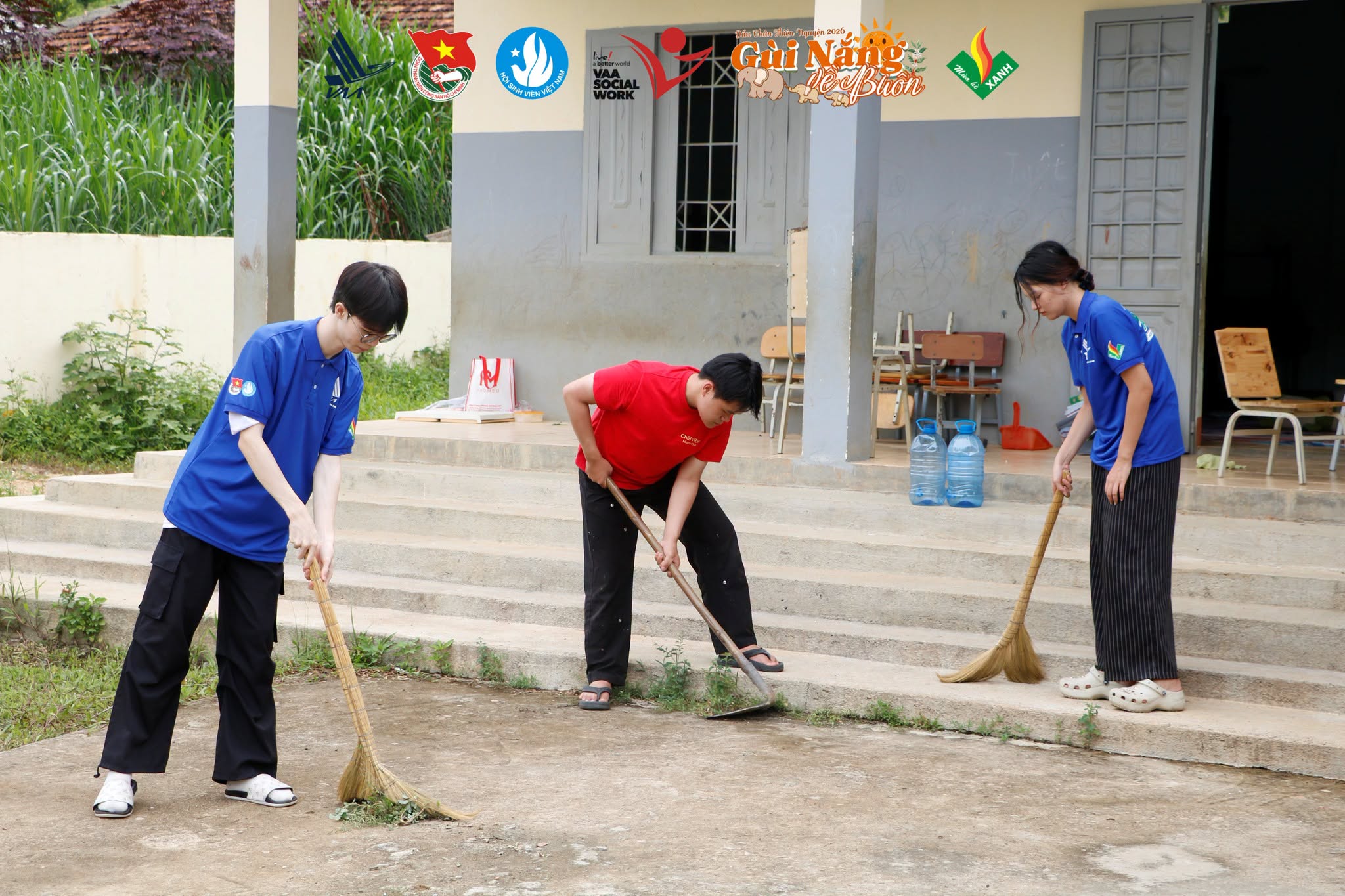 Các thành viên quét dọn, sơn sửa, vệ sinh khuôn viên và làm việc theo nhóm.