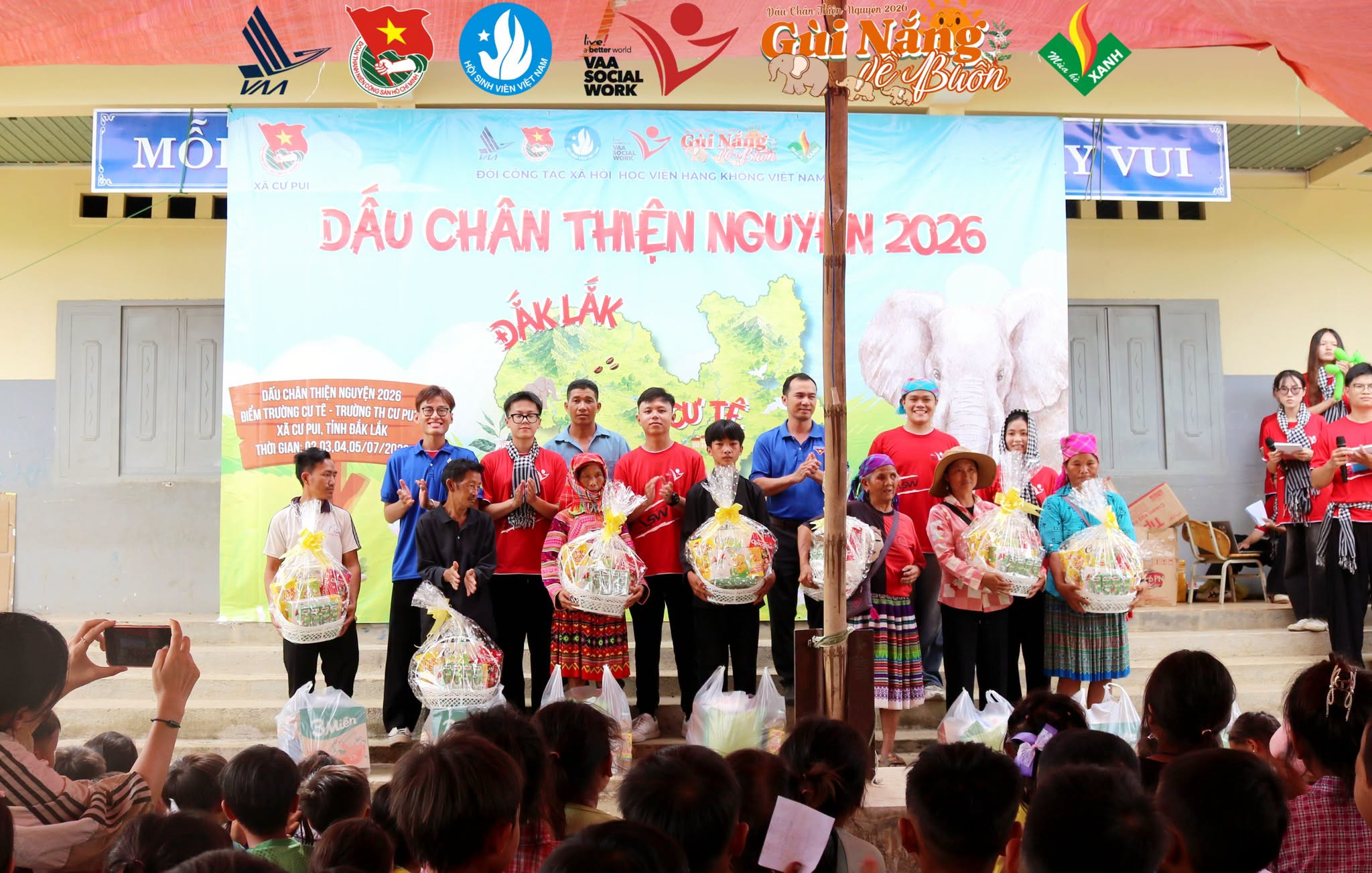 Các thành viên Ban tổ chức trao tặng các phần quà đến các hộ gia đình có hoàn cảnh khó khăn.