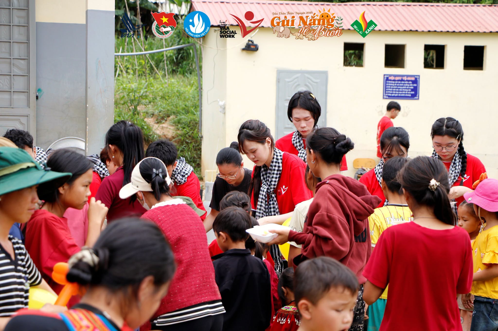 Quá trình chuẩn bị món ăn, phục vụ và các em nhỏ thưởng thức tại gian hàng.