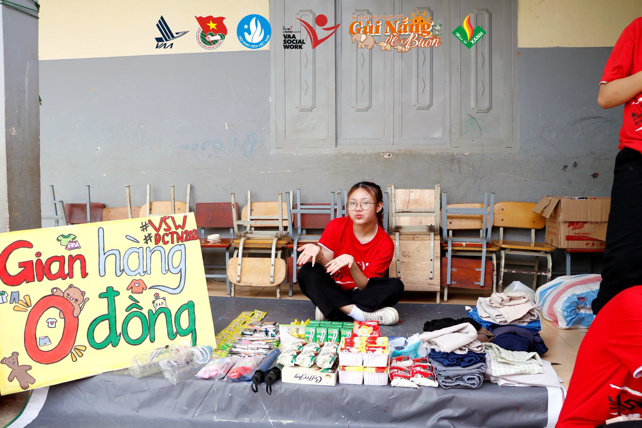 Tổng thể gian hàng, các bạn thành viên sắp xếp vật phẩm và bà con lựa chọn những món đồ phù hợp.