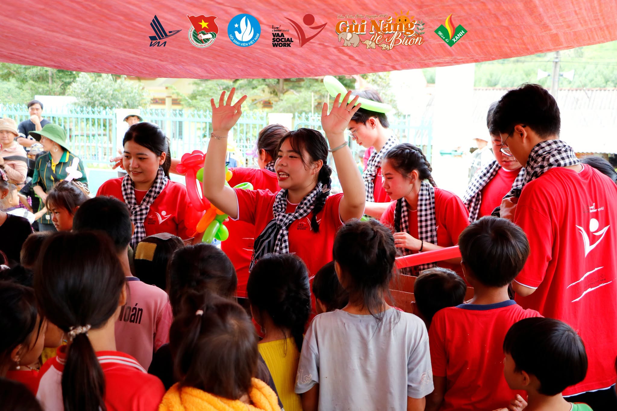 Trò chơi tập thể, các em nhỏ tương tác cùng các bạn thành viên.